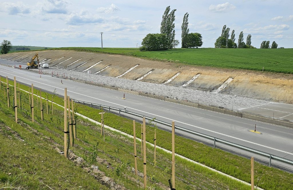 Pohled na bourání nově položeného CB povrchu