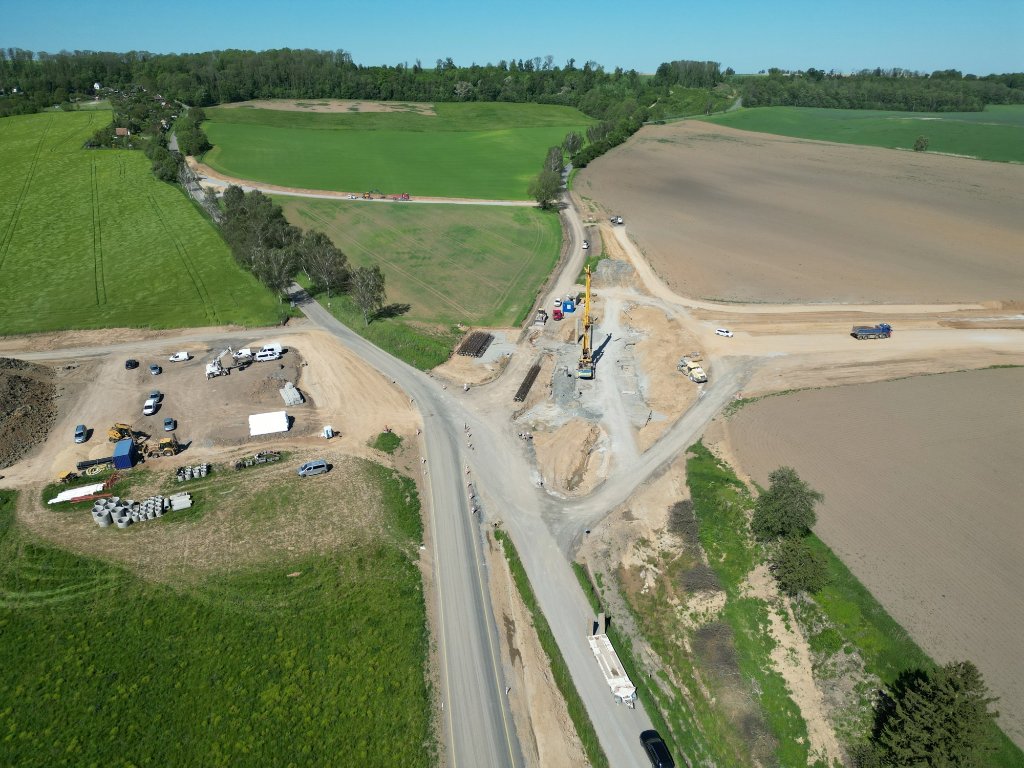 silnice na Domoradice a Vraclav