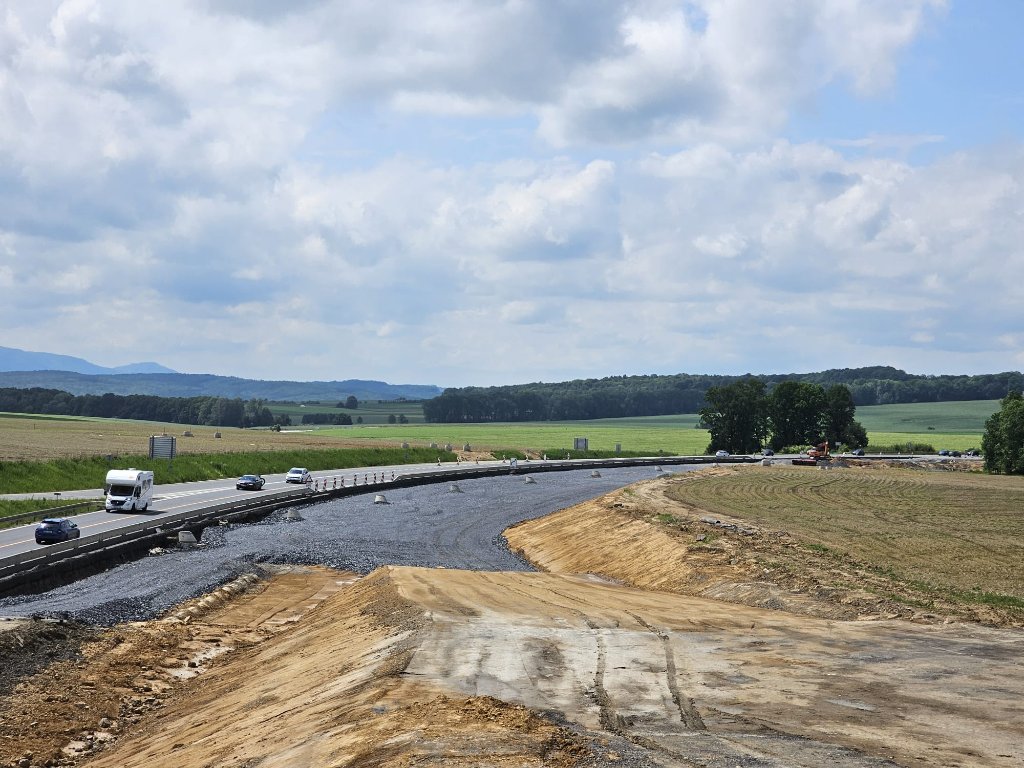 Příprava komunikace v částečně nové stopě směr Bělotín z MÚK Palačov