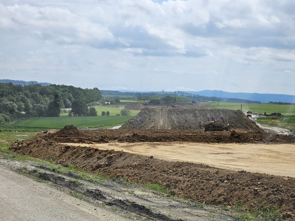 Navážka zeminy na novou stopu D48 směr Palačov
