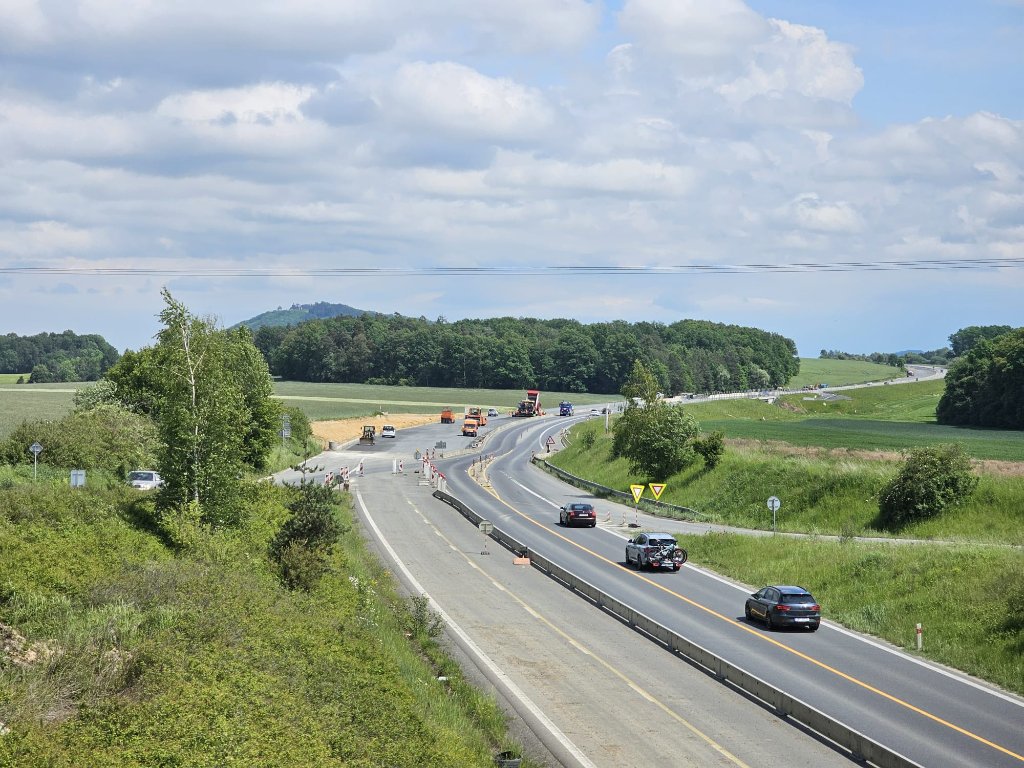 Foto na pokládku podkladních vrstev na začátku úseku k Mostu č. 1