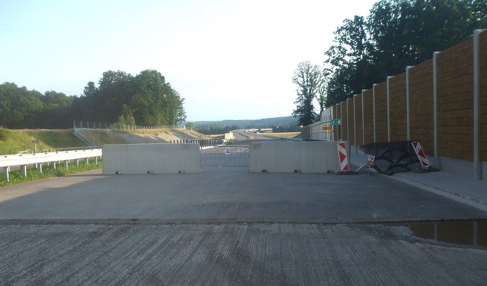 Předěl 0310/I a 0310/II. Doprastav má úsek důkladně zabezpečen proti projíždění.