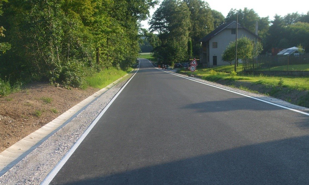 Reko komunikace mezi Hodějovicemi a Roudným (Vidovem) poškozené stavbou D3. Pečlivě provedeno, ale stále zákaz vjezdu.