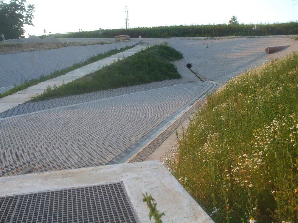 Retenční nádrž poblíž předělu ve výstavbě