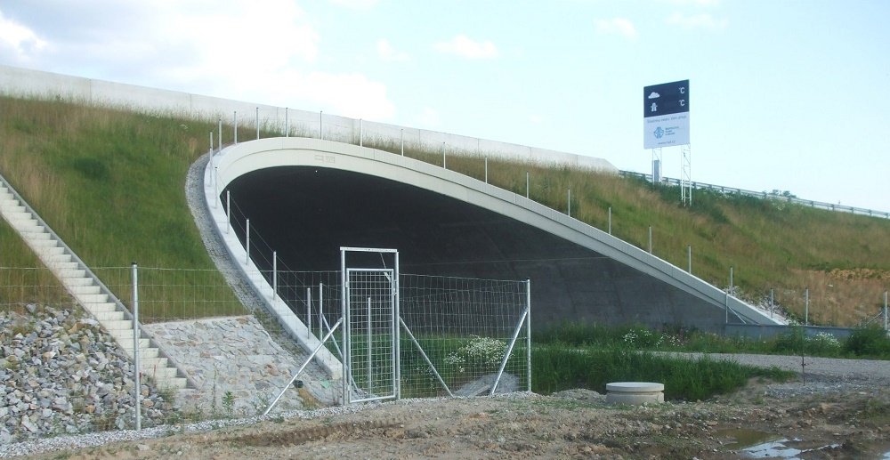 Přemostění cesty k bývalé hájovně a vodoteče. Dál cesta pokračuje k dalším pozemkům.