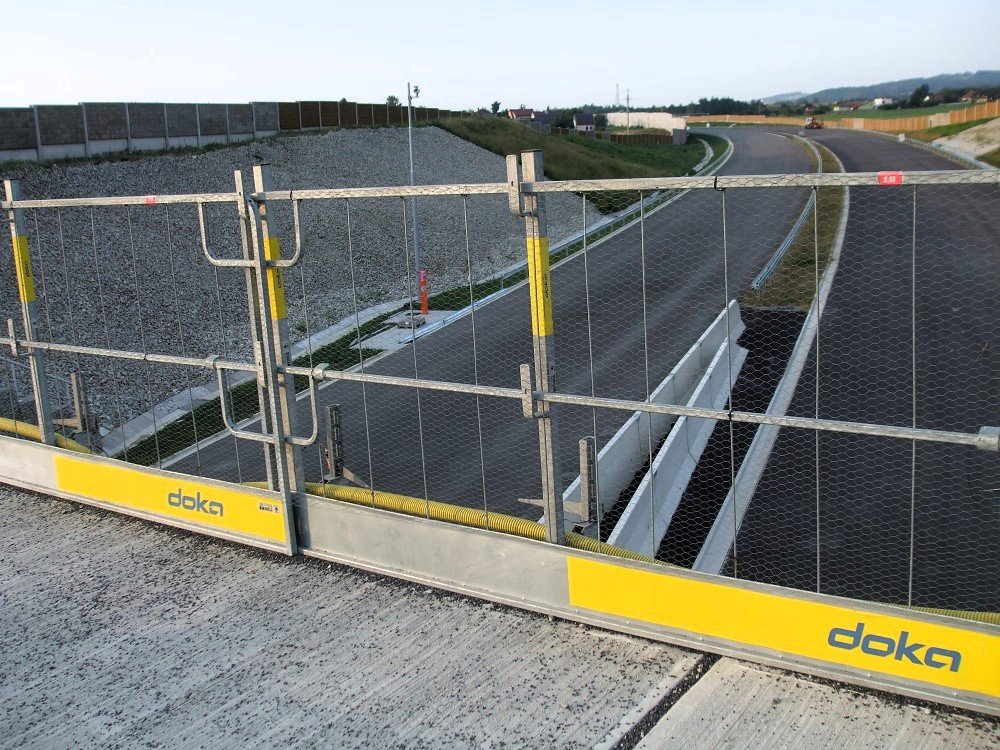 Okružní křižovatka s provizorním zábradlím