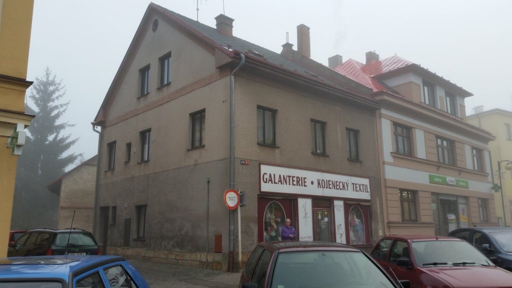 Kupkův dům s obchodem (dnes kojenecký textil,galanterie).jpg