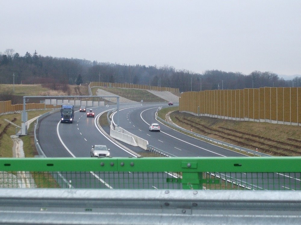 Vysazené dřeviny v zářezu čekají na jaro :-)