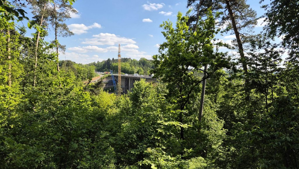 20250512 od Prahy severní strana - jeřáb ještě bez ramene.jpg