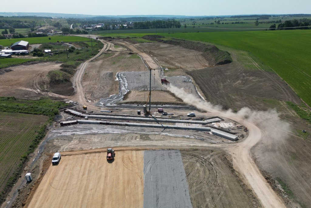 Odpočívka u Hrušové a rostoucí most přes potok