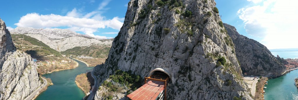 nalevo kaňon řeky Cetina, na pravé straně je moře
