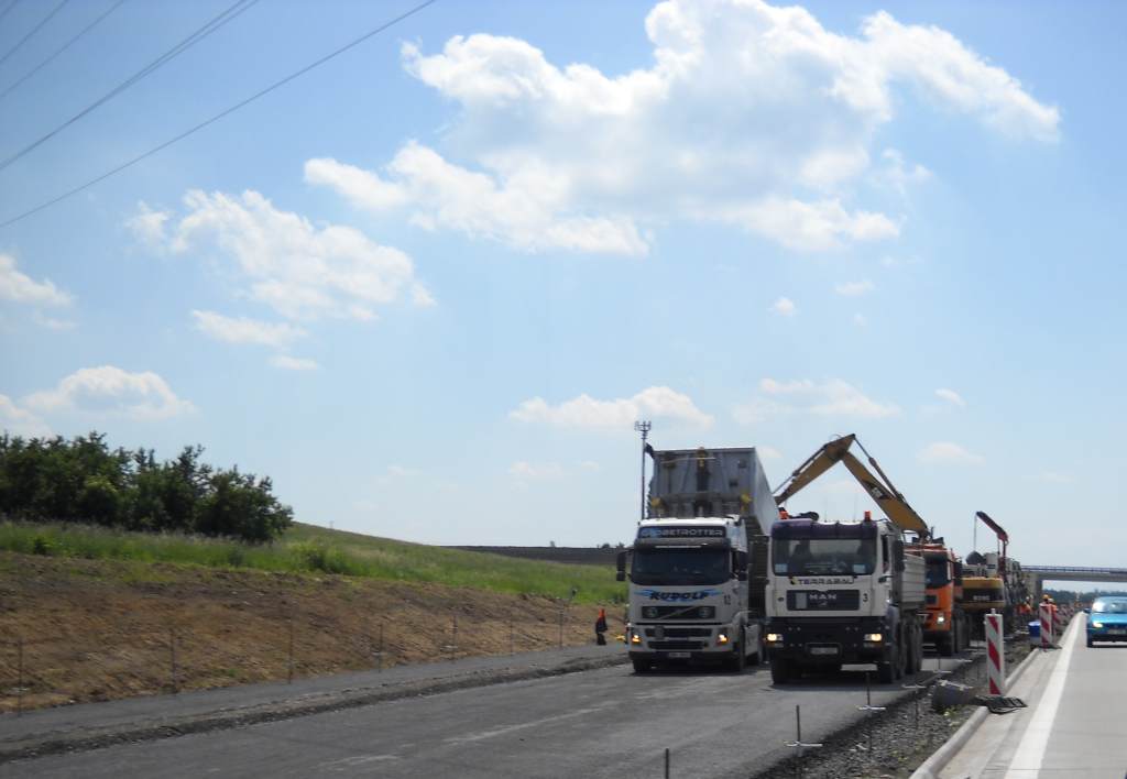 vzdálenost hotového úseku od mostu, zbýva přibližně o něco víc