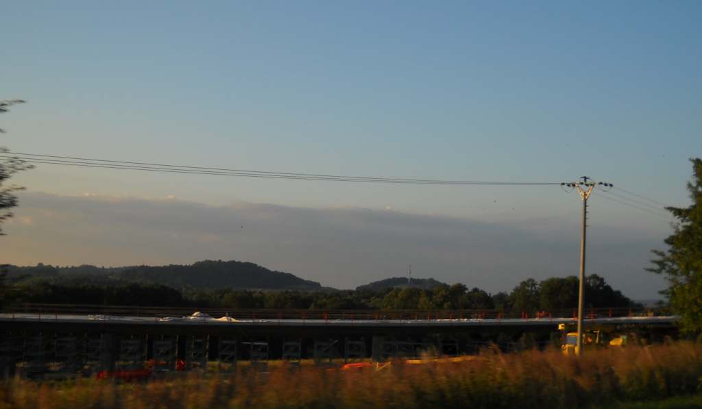 most na obslužné komunikaci přes R48 vybetonován, odstraňují bednění