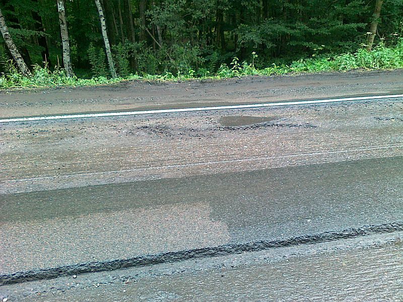 v popředí nevyfrézovaný původní obrus, v pozadí jámy na medvědy