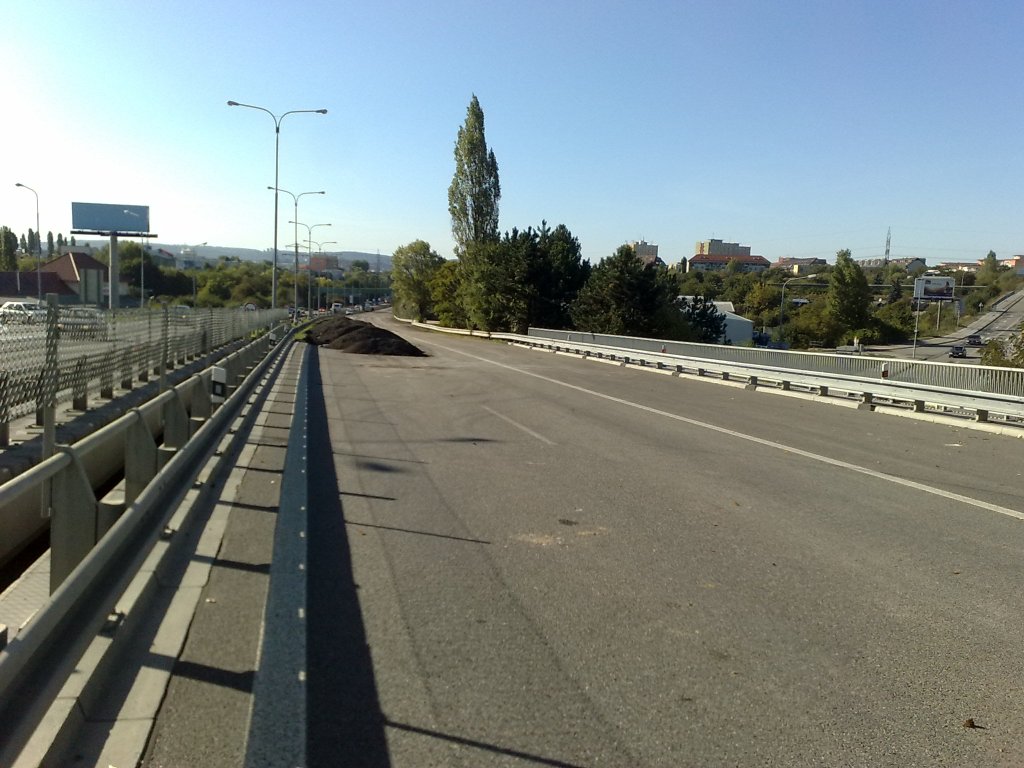 I-50_smer centrum most pres Belohorskou prosel rekonstrukci jiz drive.jpg