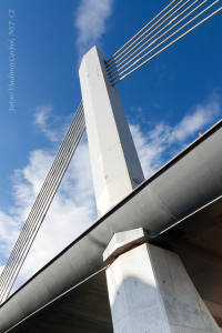 Zavěšení mostní konstrukce.<br />.