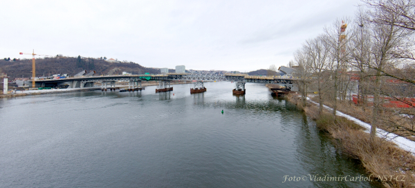 .<br />Celkový pohled na budované přemostění Vltavy.<br />.