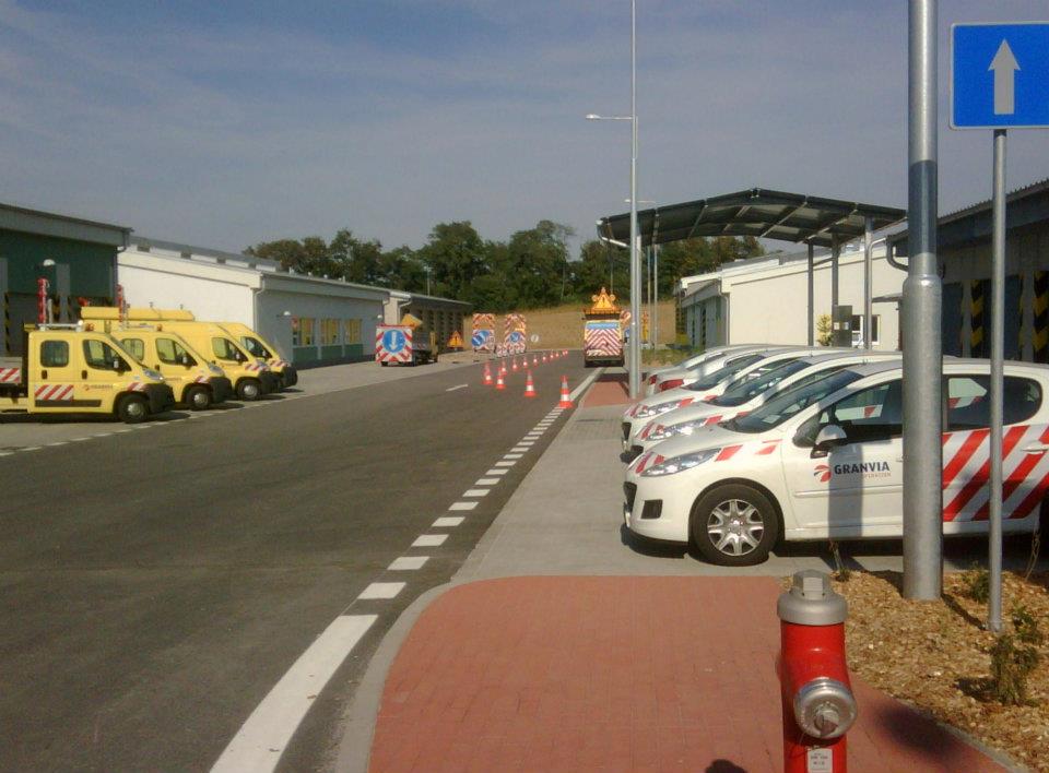 typické vozy Peugeot, Granvia Operation v bílém provedení osobní vozy a ve žlutém provedení silniční hlídky a manipulační dodávky