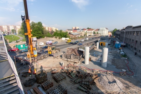 .<br />Pohled na staveniště na Místecké ul.
