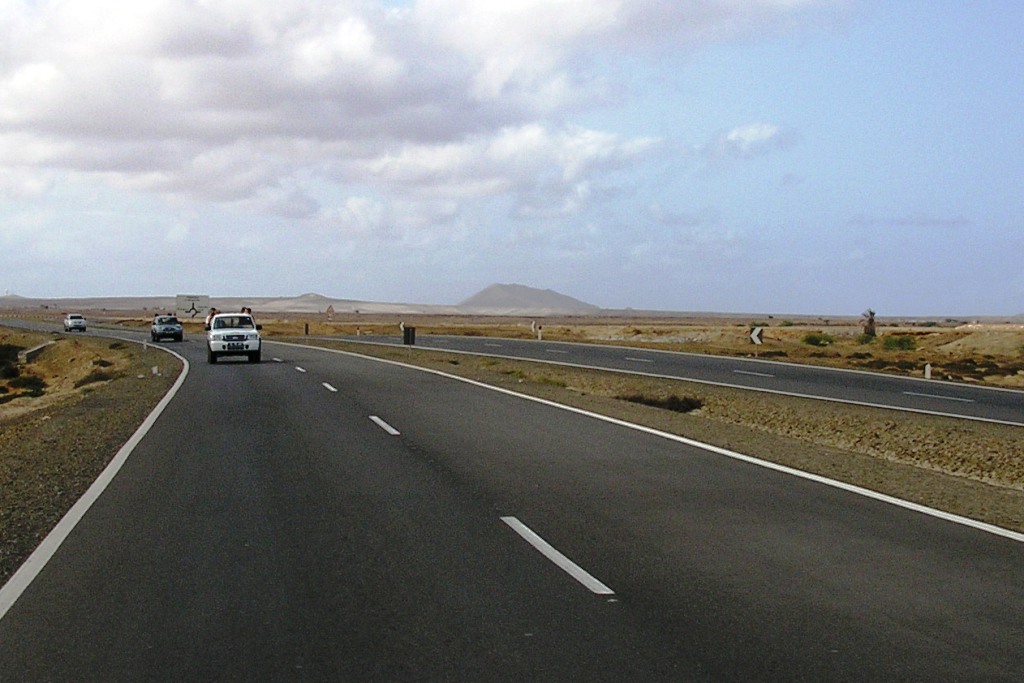 Estrada_Espargos-Sta_Maria_(Sal,_Cabo_Verde).jpg