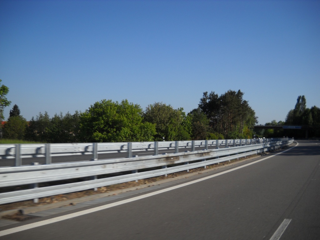 samostatné svodidla pro každý směr kde je různá niveleta vozovky