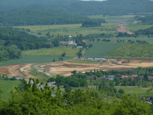 celkový pohled, uprostřed již zřetelné základy tělesa dálnice mezi oběma mosty, v pozadí již pokročilá stavba úseku mezi Žimí a Habrovany