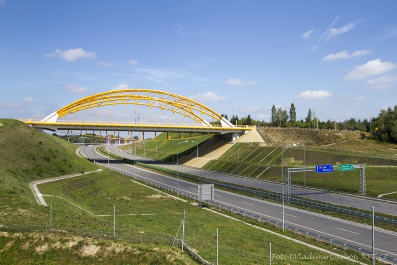 .<br />Průhled A1 pod přemostěním na 933.