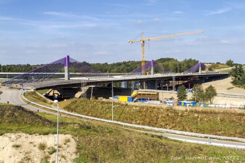 .<br />Pohled od JV na MÚK Mszana.