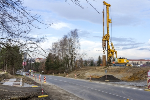 .<br />Práce na přemostění S11 přes S647