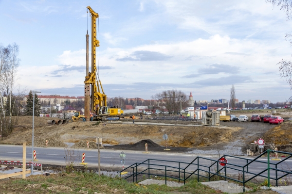 .<br />Přemostění S11 přes S647.
