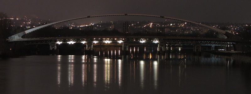 předpůlnoční pohled z mostu Barikádníků