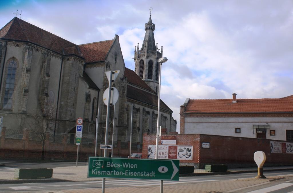 Názvy zahraničních cílů jsou v Maďarsku psány dvojjazyčně (zde příklad ze Sopron - Šoproně).