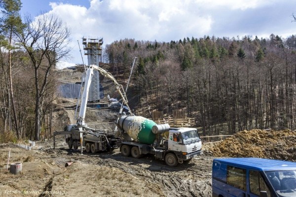 .<br />Betonáž ŽB pilířů mostu přes údolí potoka Kremlice.