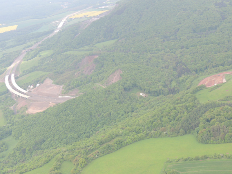 Tunely a most mezi nima stále chybí