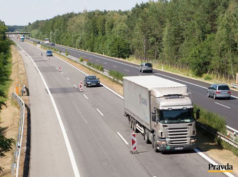 již vidět i první opravené plochy