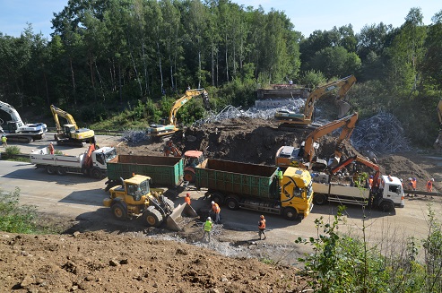 9:45 Zbytky pilířů nejsou ještě odstraněny.