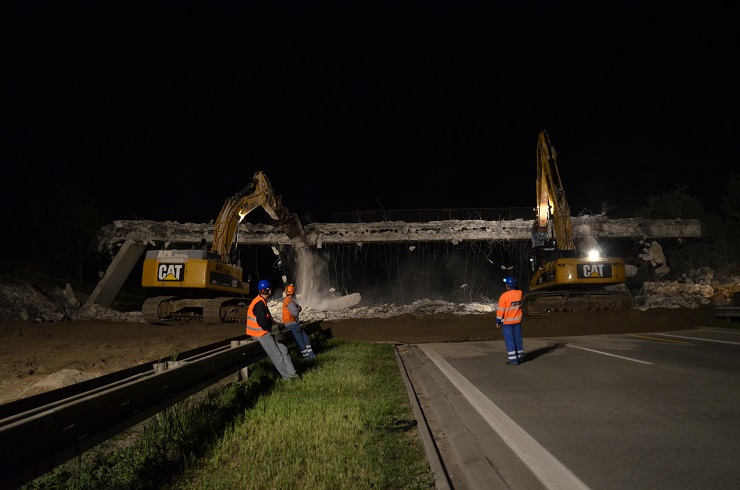 0:23 Most jen pár sekund před spadnutím. Za povšimnutí stojí, že je z více než půlky již rozdrcen.
