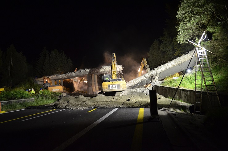 3:34 Původní nadjezd tvořený 80 cm tlustou železobetonovou deskou.