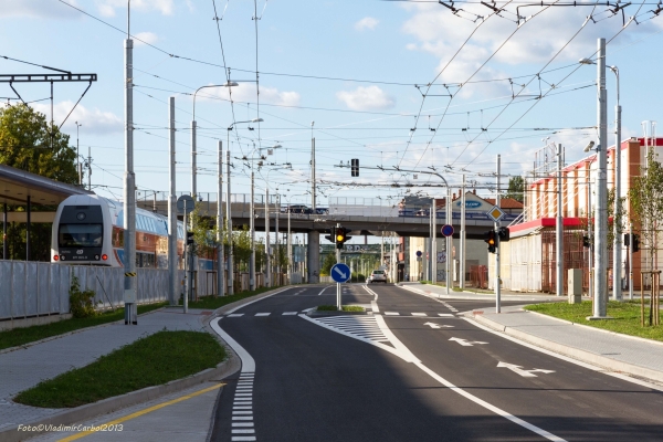 Porážková ulice, pohled od J směrem na mosty Českobratrská.<br />.