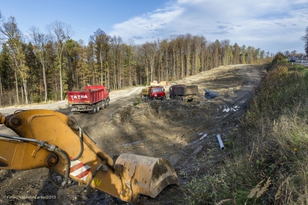 .<br />Výstavba úseku v km 1,9 pod stávající I/11 (pod Hrabyňákem).<br />.