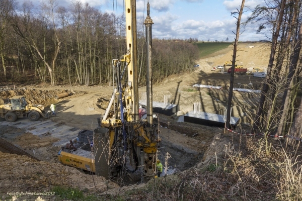 .<br />Práce na SO202 - přemostění potoka v km 12,545.<br />.