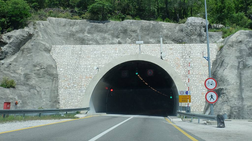 stavba odevzdána v roce 2005, náklady 70 mil. €, tunel je zpoplatněn