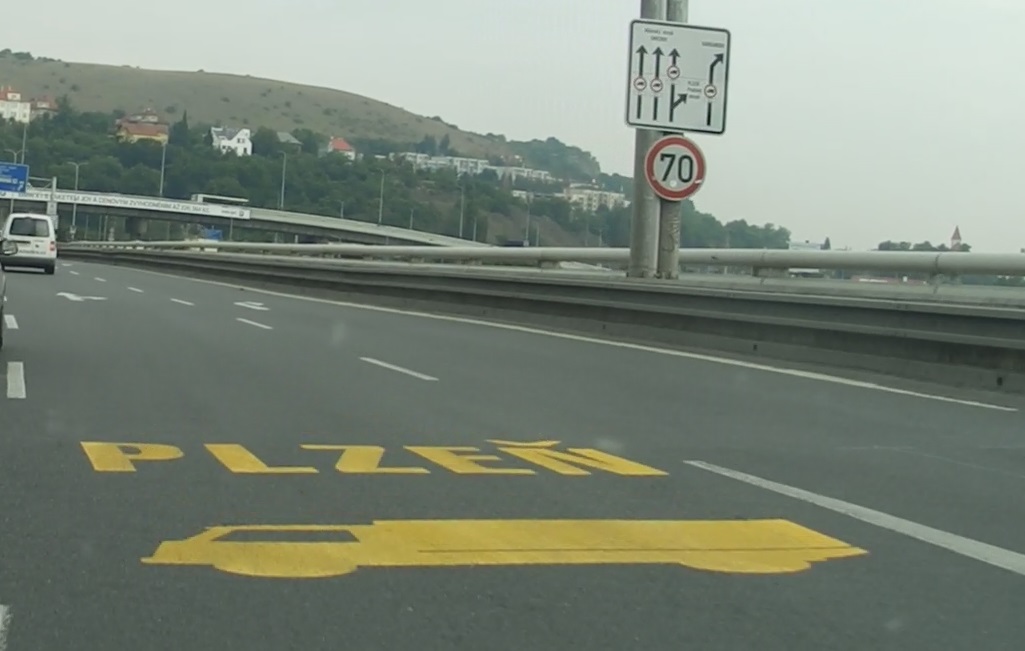 nové značení na Barrandovském mostě
