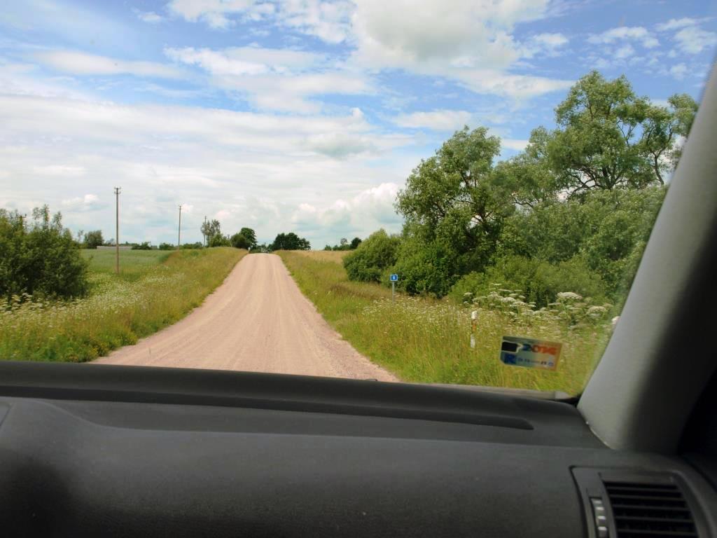 Komunikace ze štěrku a písku. Modrná tabulka označuje km, ve kterém se nacházíte.