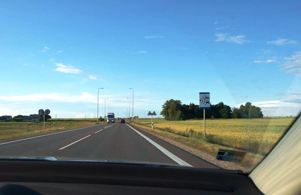 Značka označující radar. Když jsem ji viděl poprvé, lekl jsem se, že je zde elektronické mýto pro vozidla do 3,5 t a pro motocykly.