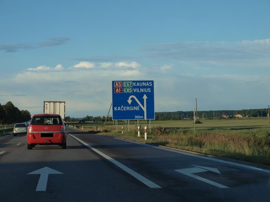 Značení v Litvě. Přerušovaný rámeček značení příjezdovou cestu k další komunikaci.