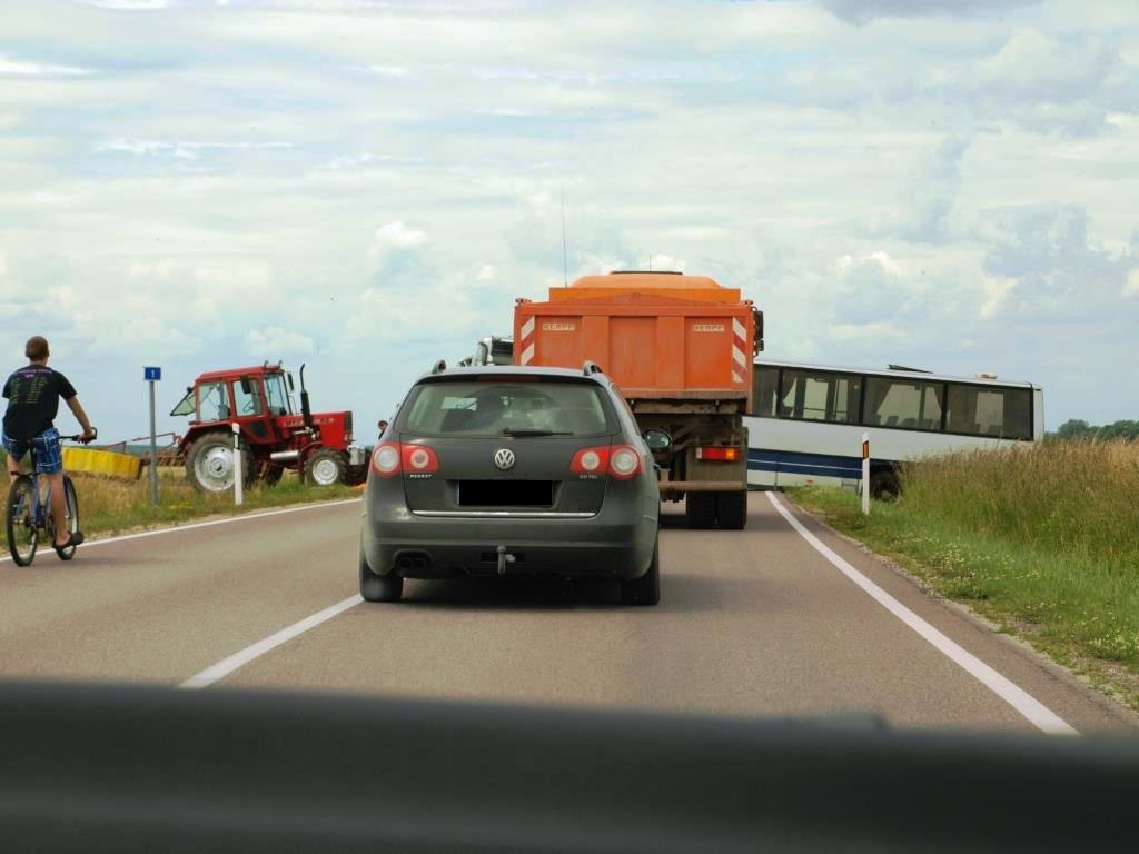 Jak se tam dostal ten autobus, na to můj rozum nepřišel, neb tam není žádná křižovatka, stanice, nic. Jenom horizont.