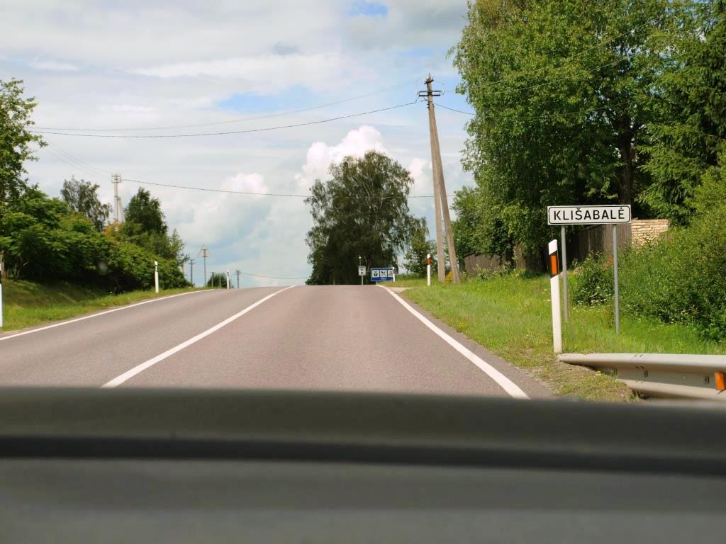 Příjezd do vesnice s povinným radarem