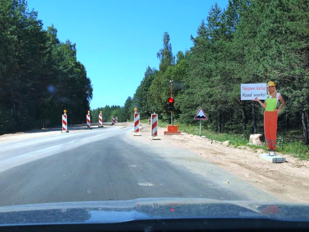 Průjezd stavbou s informativní tabulí