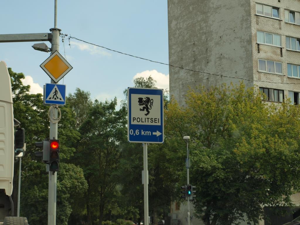 Znak policie, nebýt toho popisku, člověk by si myslel, že to je český lev...